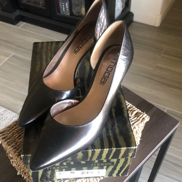 Black leather Moda heels